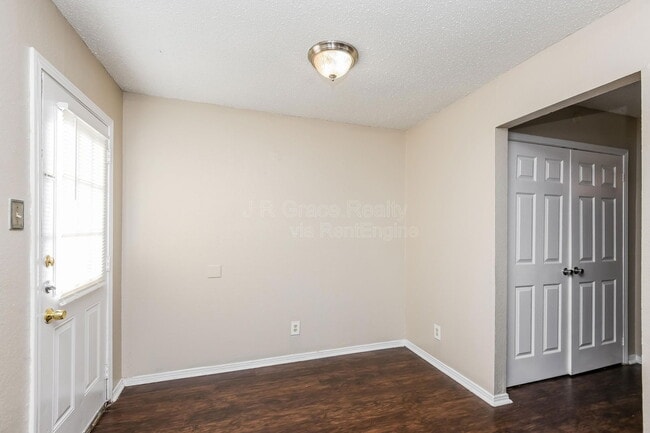 Building Photo - 5915 Shadydell Dr