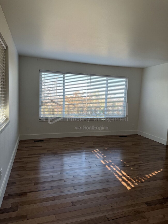 Building Photo - 2025 Broadmoor St S