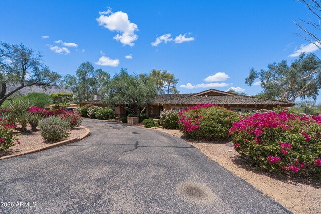 Building Photo - 5136 E Roadrunner Rd