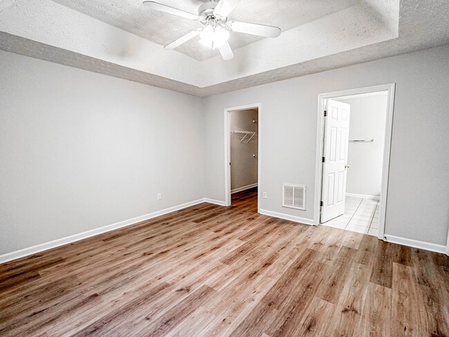 Building Photo - Great Gainesville location - 2/2 with Garage!