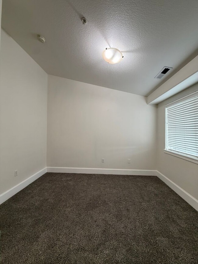Building Photo - 18425 SW Stepping Stone Dr