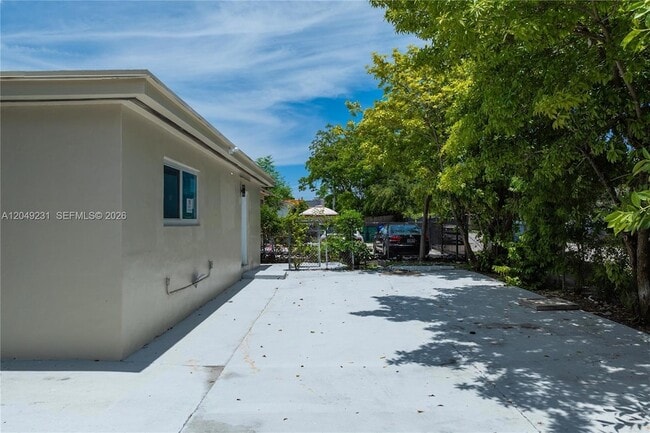 Building Photo - 1701 NW 19th Ave