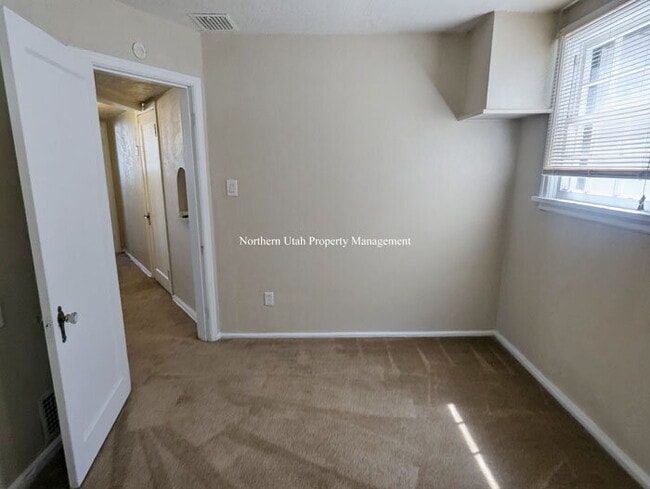 Building Photo - 2 Bed 1 Bath
