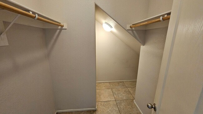 Building Photo - Spacious 3 bedroom Town home in Henderson!!!