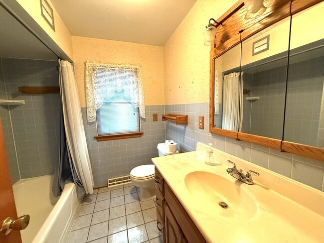 Building Photo - 220 May St