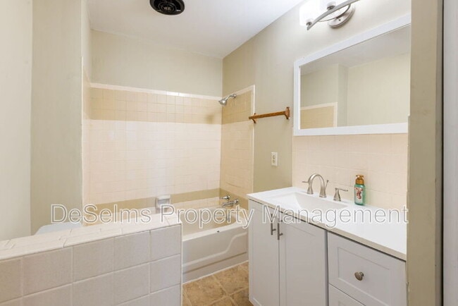 Building Photo - 922 Wedgewood Ave