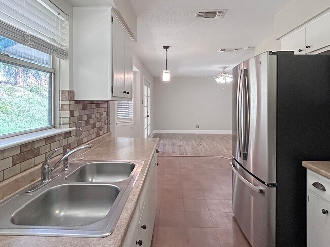 Building Photo - Charming 3-Bedroom Home in Sought-After Li...
