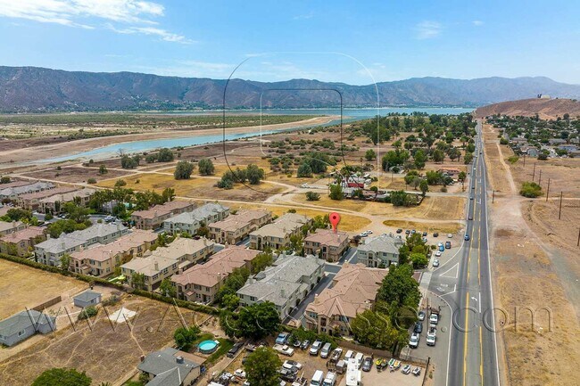 Building Photo - 3 Bed / 2.5 Bath Townhome | Open Layout + Modern Finishes