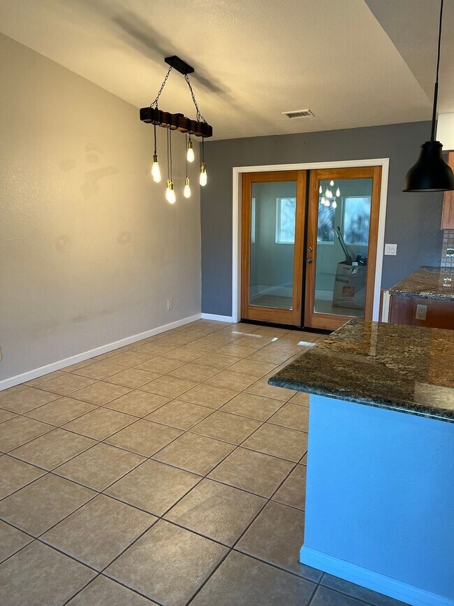 Building Photo - Modern, updated 3B/2B with fenced yard and sun room in Cottonwood