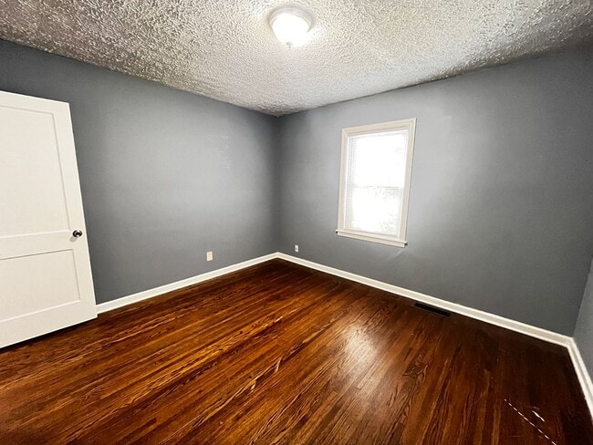 Building Photo - 2 Bedroom Home Dixie High Way