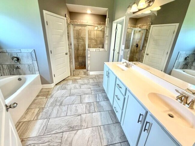 Building Photo - Now Leasing a 4-bedroom 3 bath home on Oakland