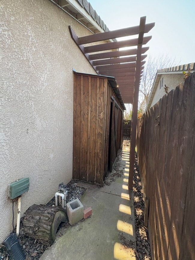 Building Photo - NW Visalia home available coming soon!