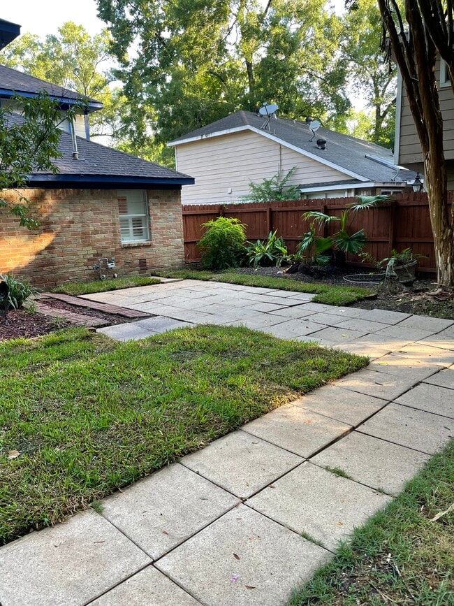 Building Photo - 2058 Shadow Rock Dr