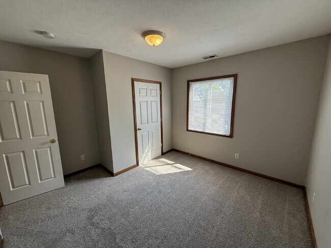 Building Photo - Westside 3 Bedroom Upper Apartment