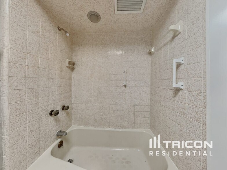 Building Photo - 5025 33rd Terrace N