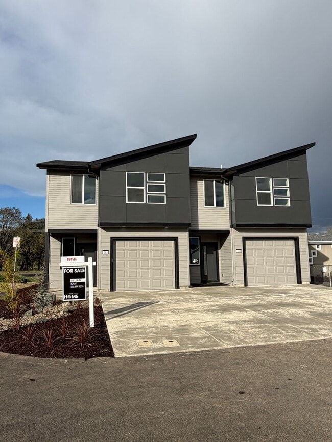 Building Photo - 300 Seven Oaks Ln
