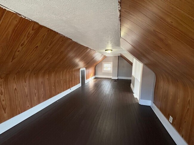 Building Photo - Four bedroom one bathroom home for rent