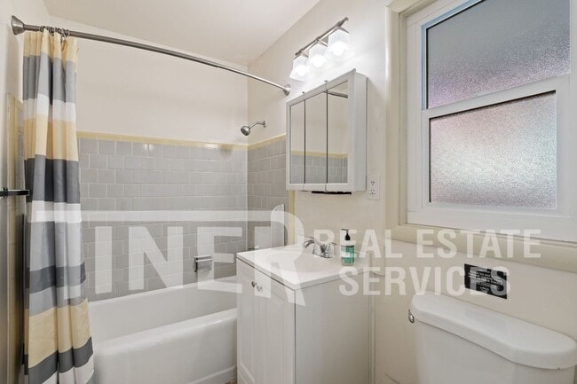 Building Photo - 208 43rd St