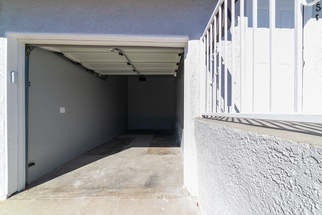 Building Photo - 5065 Edgewood Pl