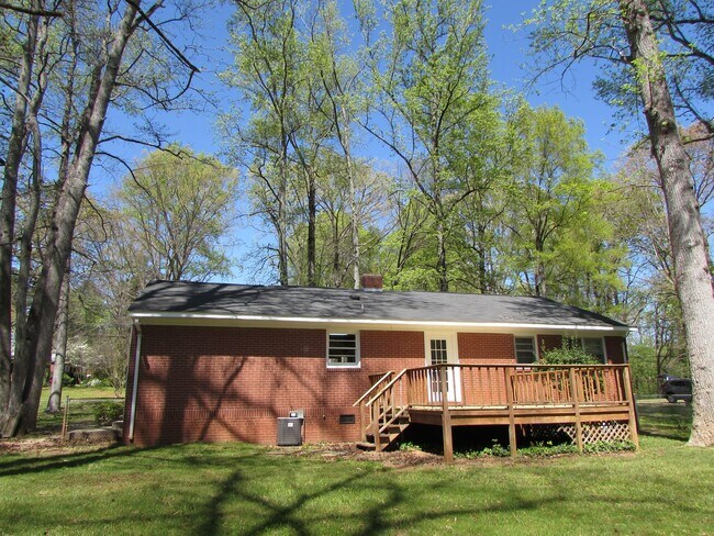 Building Photo - Lovely 3 Bed/1.5 Bath Home - Meadowbrook Subdivision in Salisbury - Large Back Deck - Wooded Back...