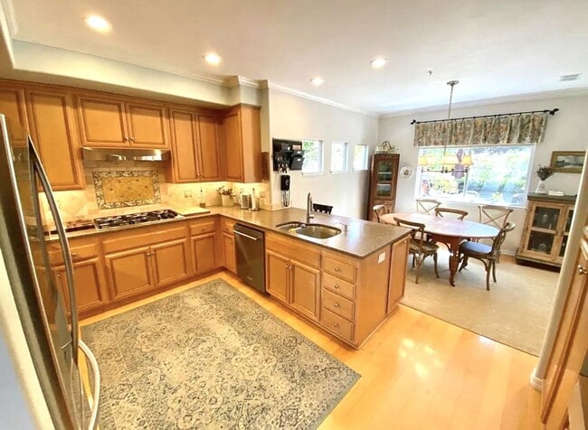 Building Photo - Stunning 4 Bed/2.5 Bath Home in highly desirable Spanish Oaks Neighborhood