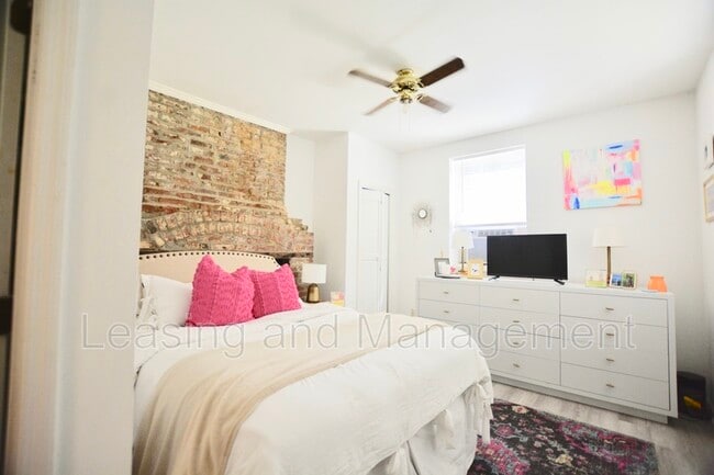 Building Photo - 24 Bee St