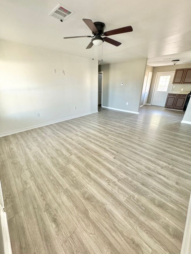 Building Photo - AVAILABLE NOW !