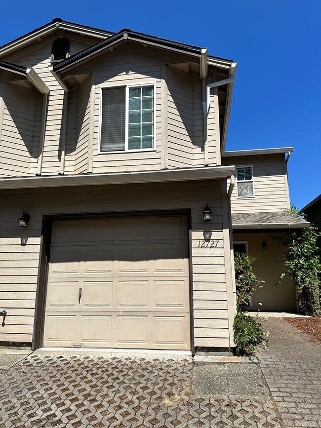 Building Photo - Lydia Court Duplex
