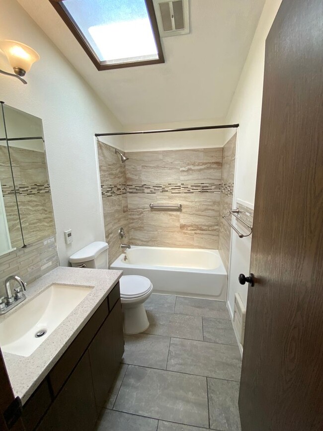 Building Photo - 3bd/1 Ba Rambler in Spanaway