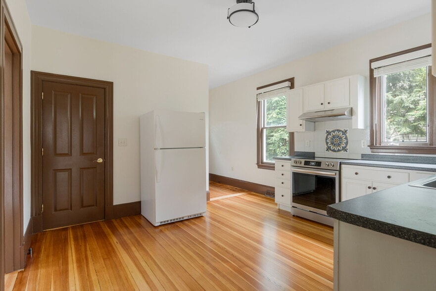 Building Photo - 88 Putnam Ave