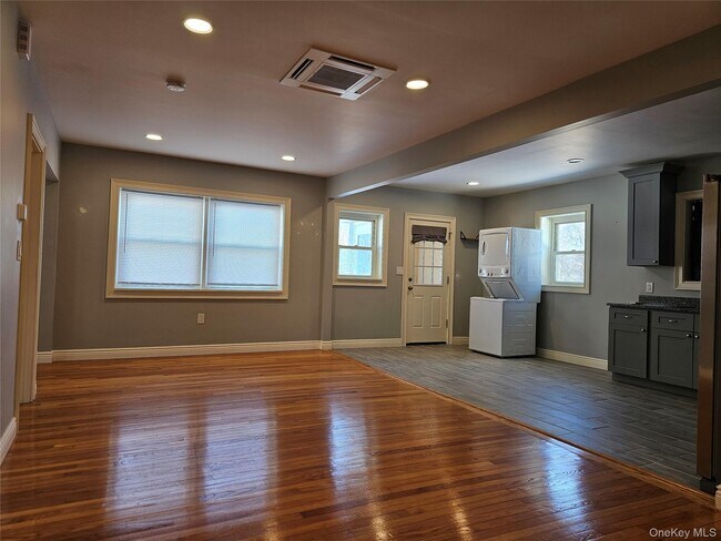 Building Photo - 3 Shadylawn Pl