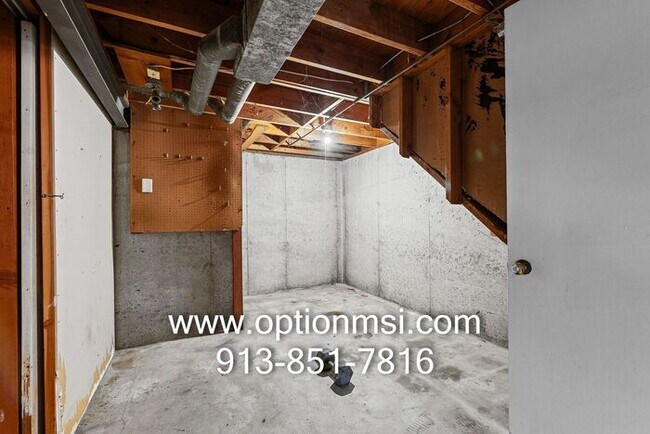 Building Photo - Freshly updated townhome in KCK