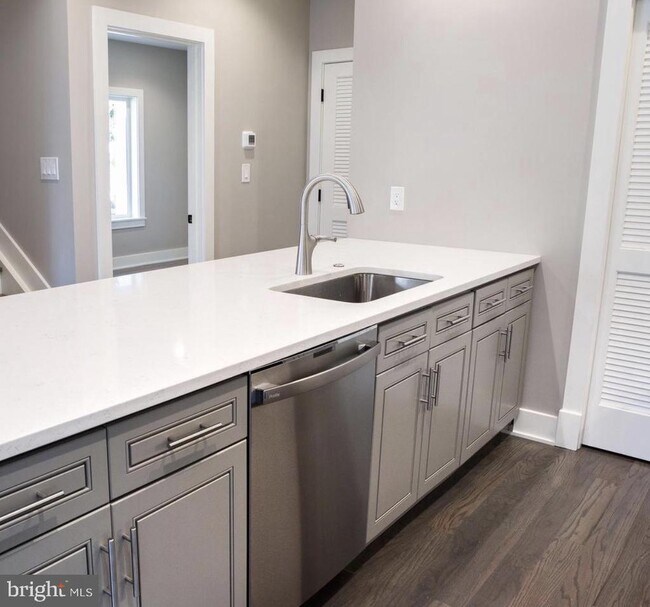 Building Photo - 1701 Trinidad Ave NE