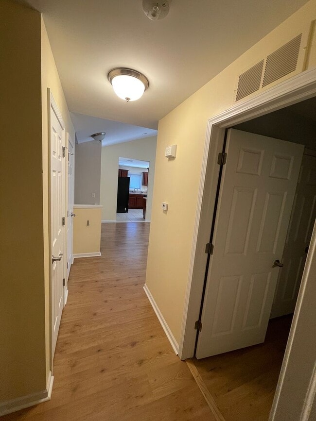 Building Photo - Beautiful 2 bed 2 bath upper Utica 1710 sq...