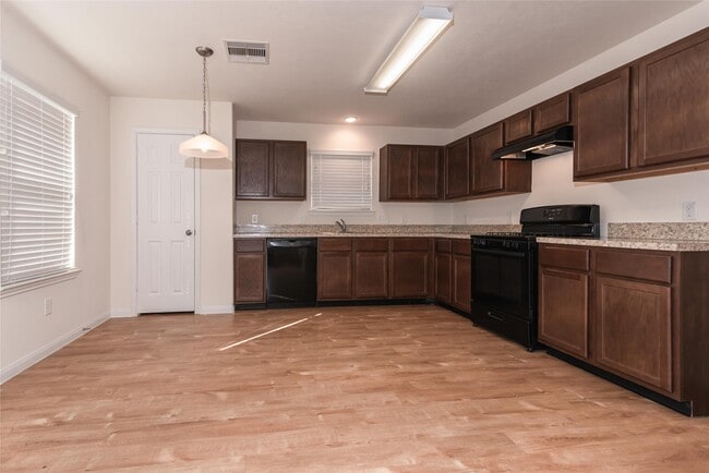 Building Photo - 724 South Ella Creek Drive