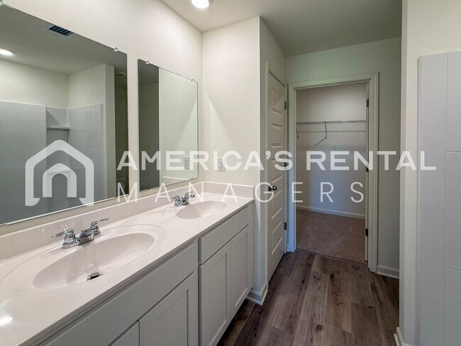 Building Photo - Available for Move-In Soon! Available to V...