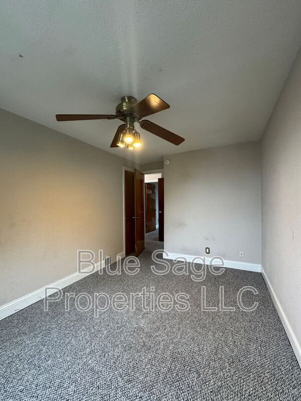 Building Photo - 228 W Wyncliffe Ave