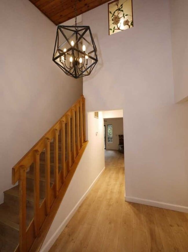 Building Photo - 18111 N Meadow Dr