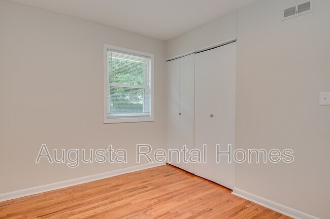 Building Photo - 1406 Ridgewood Dr