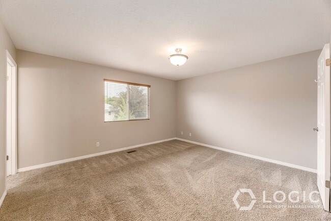 Building Photo - Gorgeous Home in Sandy!