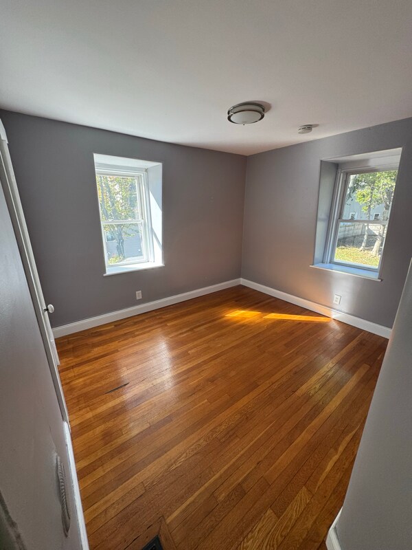 Building Photo - 1104 Pleasant St