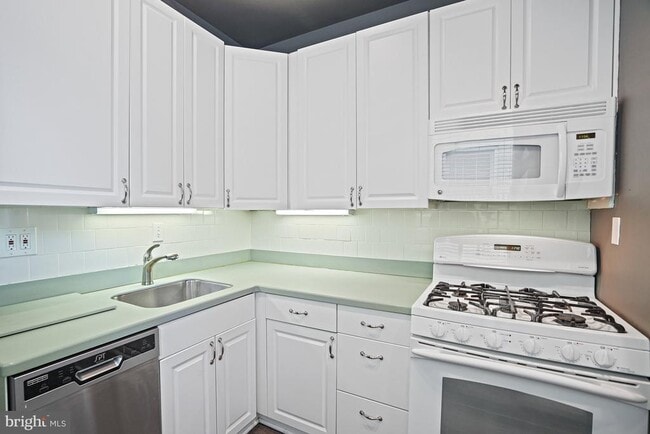 Building Photo - 830 New Hampshire Ave NW
