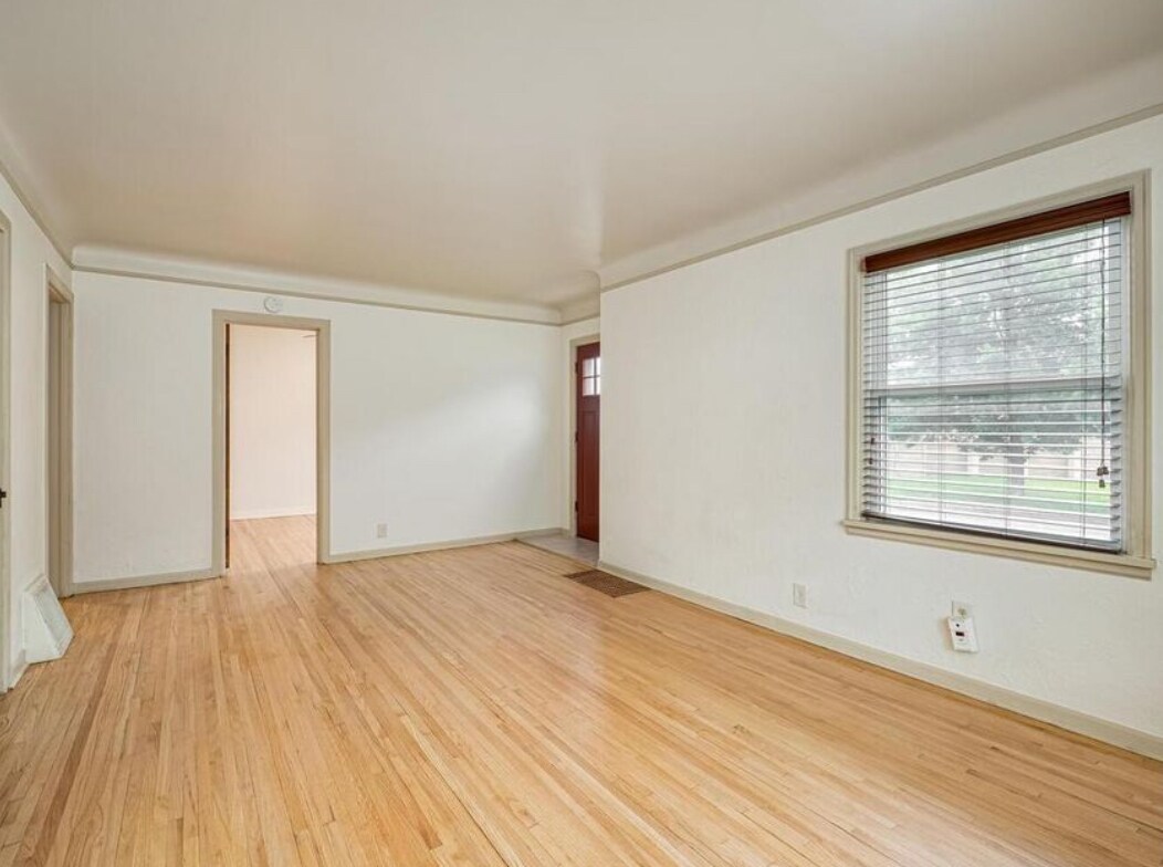 Building Photo - 4032 Webster Ave S
