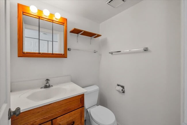Building Photo - 1426 Walnut Cir