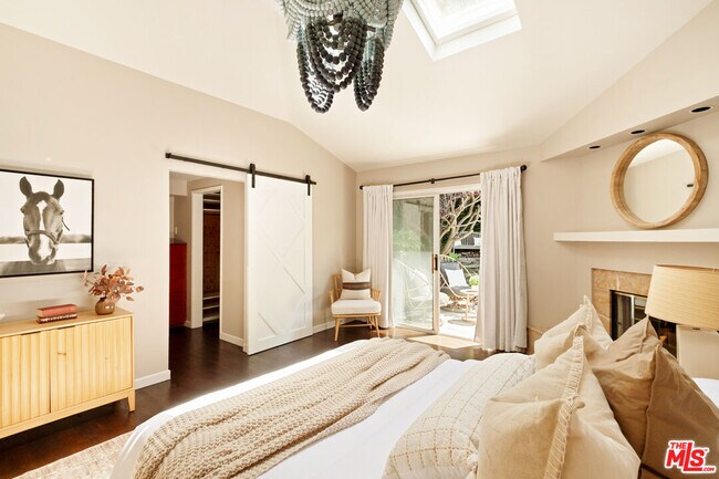 Building Photo - 3588 Mandeville Canyon Rd