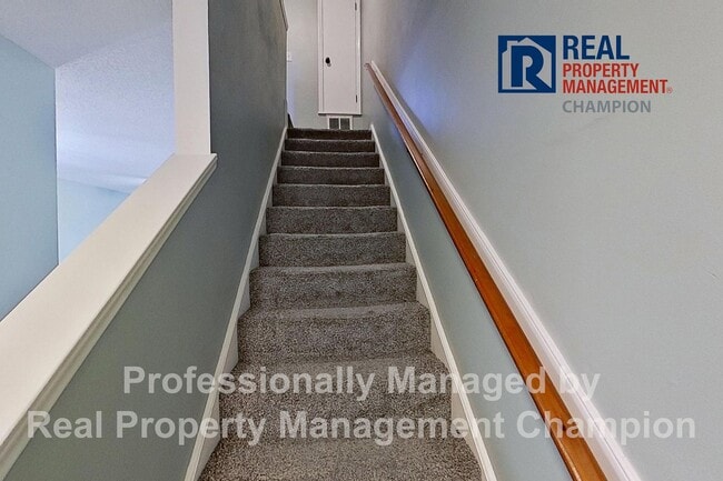 Building Photo - Recently updated 2 BD/1.5 BA End Unit Townhome w/Community Pool