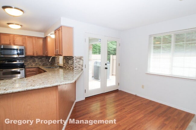 Building Photo - 2000 Village Green Dr