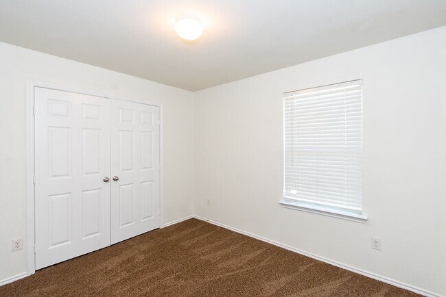 Building Photo - 2622 Summer Ln