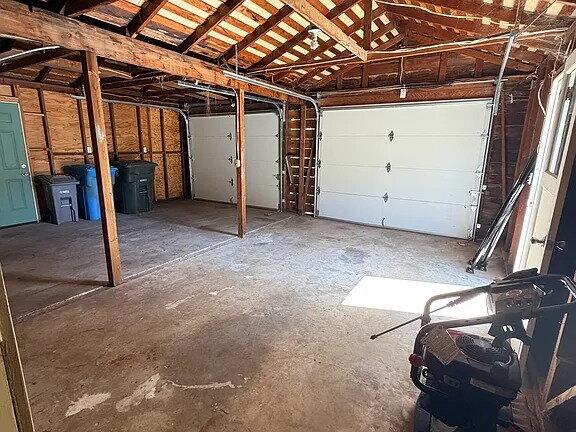 Building Photo - Charming country property