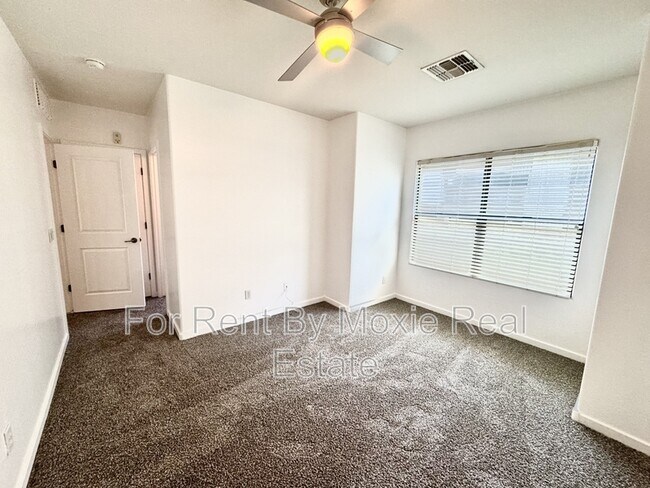 Building Photo - 330 S Farmer Ave